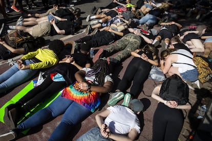 Manifestantes recostados en el suelo con las manos en la espalda denuncian la brutalidad policial que no deja de repetirse y ensañarse con los afroamericanos en todo EE UU.