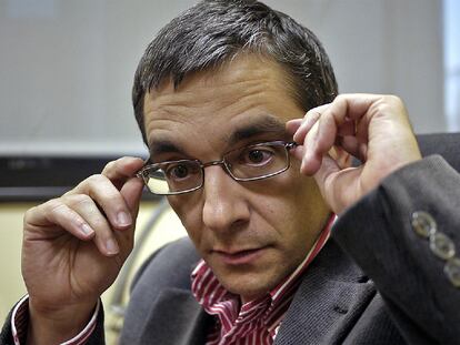 Joaquín Maudos en su despacho de la Universitat de Valencia.