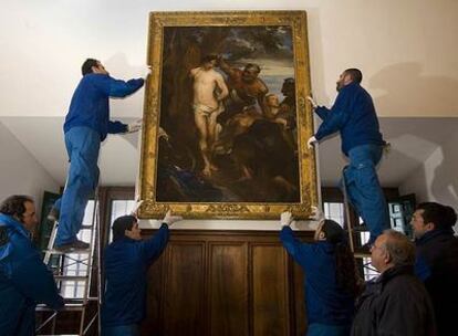Operarios de Patrimonio Nacional colocan el cuadro en el lugar en que lo ubicó Velázquez.
