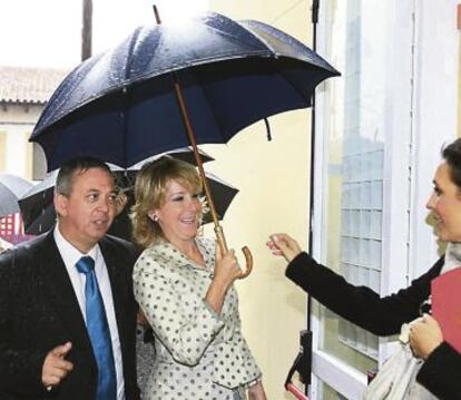 Jesús Ampuero con Esperanza Aguirre en 2008.