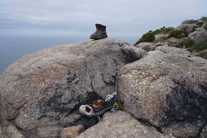 Calzado abandonado en el cabo de Fisterra (A Coruña).