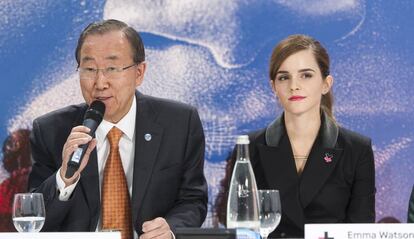 Depois do discurso na ONU em 2014, Emma Watson continuou sua atuação em favor das mulheres. Na imagem, a atriz ao lado do oitavo secretário-geral das Nações Unidas, Ban Ki-moon, em setembro de 2016. Os dois apresentaram uma iniciativa da campanha HeForShe para encorajar governos, grandes empresas e universidades a se tornarem instrumentos de mudança para ajudar as mulheres de todo o planeta.