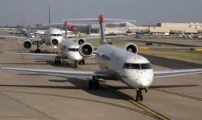 Fotografía de aviones de la aerolínea Delta Airlines preparándose para despegar del aeropuerto internacional de Atlanta, Georgia (EE.UU.). EFE/Archivo
