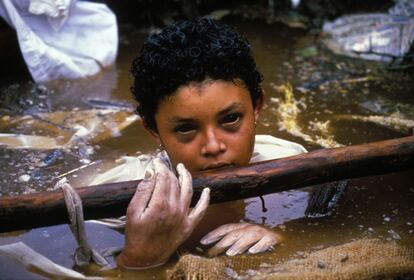 La nena Omayra Sánchez, atrapada a l'aigua després de l'erupció del volcà 'Nevado del Ruiz', a la localitat d'Armero (Colòmbia). Aquesta fotografia, titulada 'La agonia de Omayra Sánchez', de Frank Fournier, va ser la guanyadora del World Press Photo 1986.