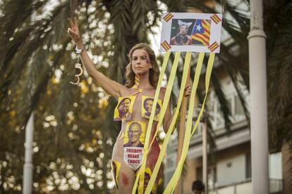 La activista y artista Jil Love, de Tarragona, en la manifestación contra la sentencia.