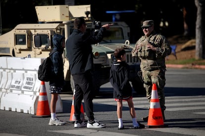 Residentes hablan con un miembro de la Guardia Nacional en el puesto de control en Santa Mónica, California.