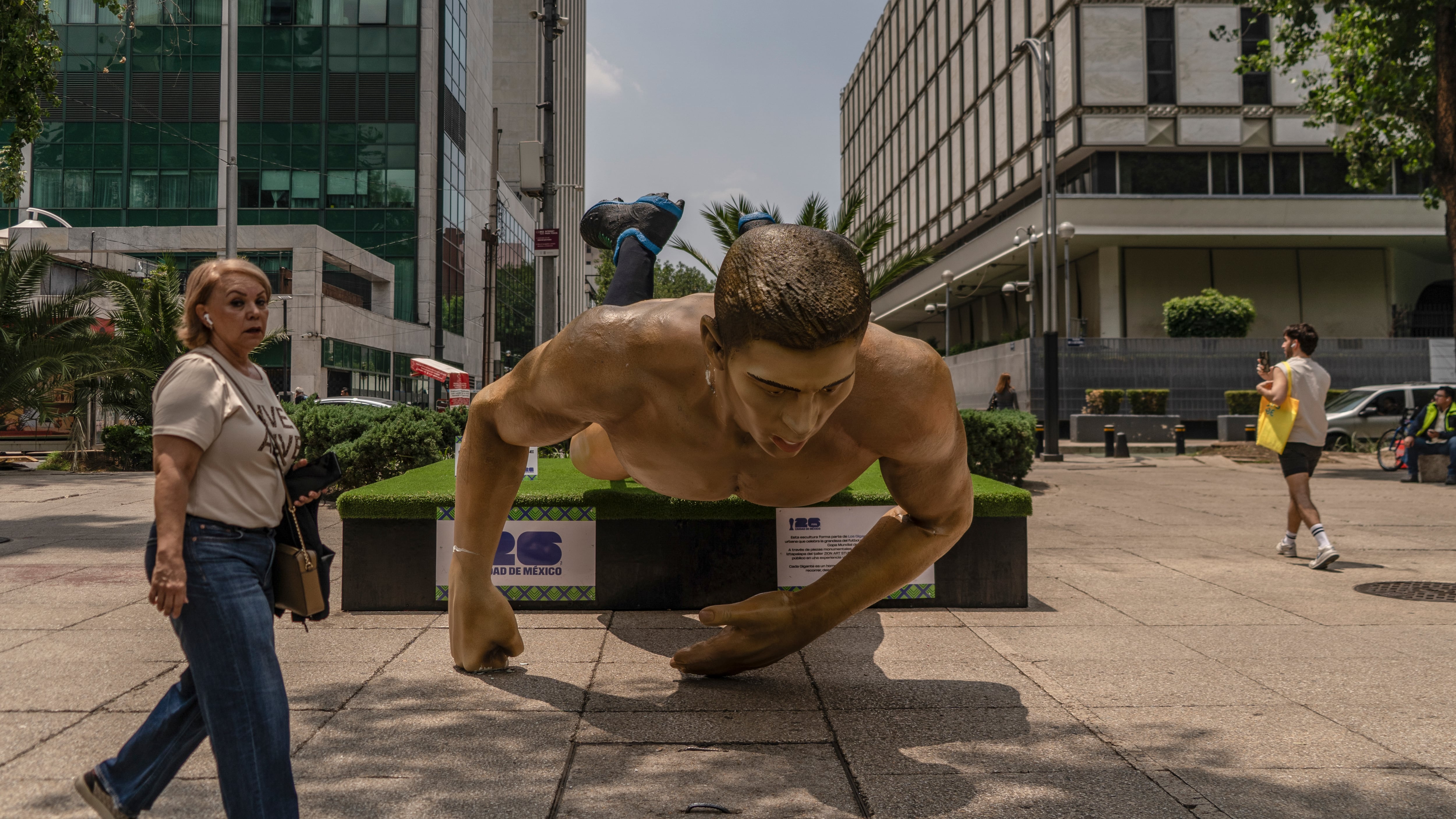 Figuras monumentales derribadas por maestros de la CNTE, este martes.