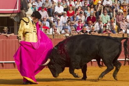 Jiménez Fortes con el tercer toro de la tarde.