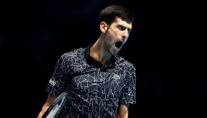 Djokovic celebra su victoria contra Zverev en el O2 de Londres.