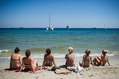 Es la tercera playa de España más popular de Instagram (se ha mencionado casi 100.000 veces), y probablemente la más nocturna de todas ellas. Perfecta para los que quieran disfrutar del día y la noche en el arenal más grande de <a href="https://elviajero.elpais.com/elviajero/2017/03/02/actualidad/1488451186_479605.html">Ibiza</a>. Aquí, cada verano, se acercan turistas de todo el mundo para disfrutar de los rayos de sol en la tumbona, nadar en sus claras aguas o escuchar música y bailar en alguno de sus míticos bares de playa, como el Bora Bora. En la zona de la playa d’en Bossa también se encuentran dos de las discotecas más famosas de la isla balear: Ushuaïa e Hï Ibiza —de hecho, el ‘hashtag’ de la primera cuenta con más menciones que la propia playa—. Este lugar es perfecto para la red social donde reina la imagen también por sus espectaculares atardeceres, que muchos inmortalizan y otros tantos transmiten en directo en los ‘stories’ de la red social.