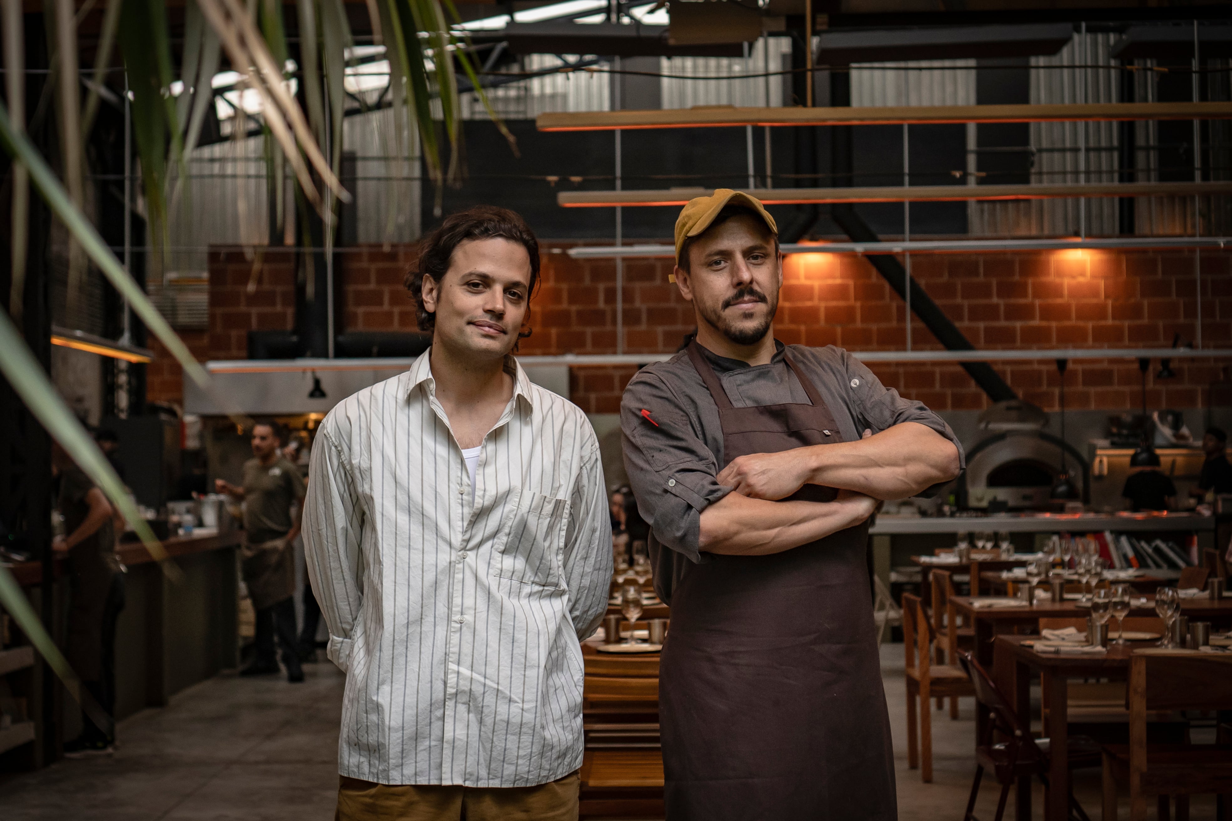 Ivo Lepes y el chef Rodrigo Vázquez en el restaurante Chuí, en Ciudad de México.