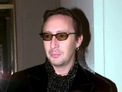 Más de 40 años después de que John Lennon escribiese <i>Lucy in the sky with diamonds</i>, su hijo Julian ha querido contactar con la mujer que inspiró a los Beatles su famosa canción y que padece lupus, una enfermedad incurable. "He podido ayudarla algo", reveló Julian a <i>The Sunday Times</i>. Le ha enviado flores y dinero. Lucy O'Donnell fue a la misma guardería del condado de Surrey que Julian Lennon, que entonces dibujó una imagen a base de pequeñas estrellas y le dijo a su padre que era "Lucy en el cielo con diamantes", frase que John Lennon usó como título. Lucy, que ha cumplido 46 años, se llama Lucy Vodden al adoptar el apellido de su marido.