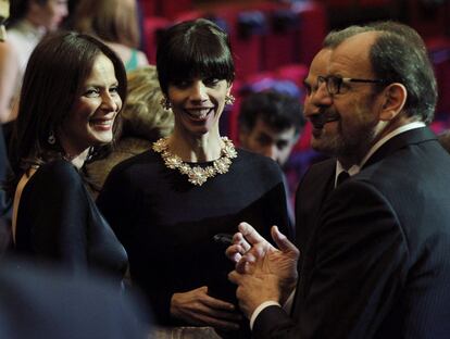 Las actrices Aitana Sánchez-Gijón y Maribel Verdú conversan con el actor José María Pou momentos antes de la gala.