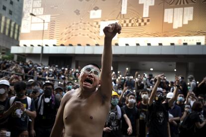 Un hombre sostiene huevos en la mano para lanzarle a la policía mientras miles de manifestantes rodean la sede de la policía en Hong Kong, el 21 de junio de 2019. Las protestas continúan mientras los manifestantes exigen que el presidente ejecutivo Carrie Lam renuncie y solicite la retirada completa de un controvertido proyecto de ley de extradición.