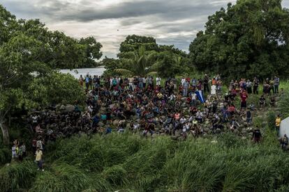 Tras el transcurso de las horas, lo migrantes que se atrevían a cruzar el río se fueron acumulando en las orillas y desde ahí apoyaban a los que saltaban.