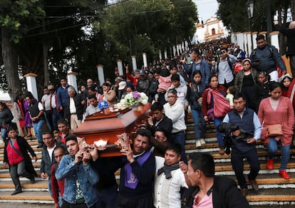 Cientos de personas acuden al cortejo fnebre del padre Marcelo Prez tras su asesinato en San Cristbal de las Casas, en octubre pasado.