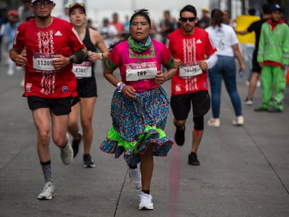 Lorena Ramírez, corredora rarámuri, vuelve a la pista en el Maratón de Ciudad de México 2022. 