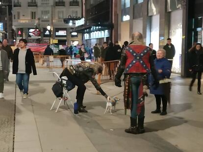 Los Heavies de Gran Vía hablando con los peatones