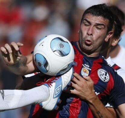 Stracqualursi, con la camiseta conmemorativa en honor del nuevo papa