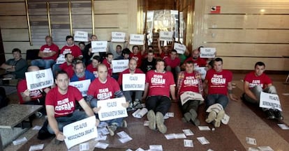 Trabajadores de FCC-Alfus, durante su protesta en Metro Bilbao.