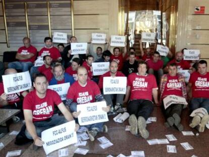 Trabajadores de FCC-Alfus, durante su protesta en Metro Bilbao.