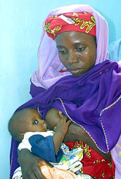 Amina Lawal con su hija Wasila.