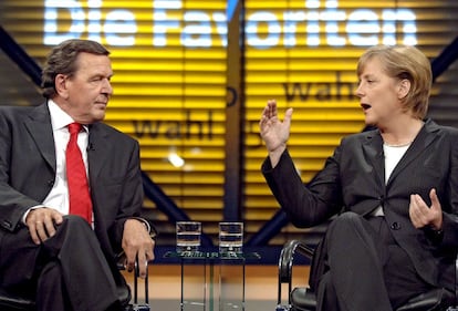 Gerhard Schroeder, entonces canciller, y Angela Merkel, la candidata de la CDU a la cancillería en las elecciones de 2005, en una imagen del debate que la televisión alemana convocó en Berlín entre varios candidatos a las elecciones.