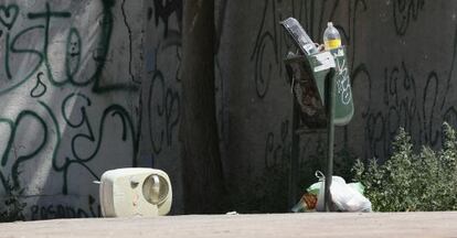 Papeleras rebosantes y desperdicios en el suelo de una calle de Madrid el pasado s&aacute;bado. 