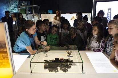 Un grupo de ni&ntilde;os en la muestra del Museo Nacional de Ciencia y Tecnolog&iacute;a que especula sobre el futuro del mundo. 