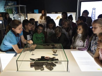 Un grupo de ni&ntilde;os en la muestra del Museo Nacional de Ciencia y Tecnolog&iacute;a que especula sobre el futuro del mundo. 