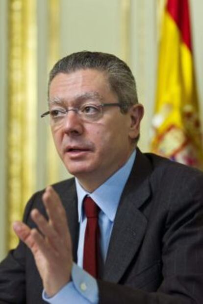 GRA007. MADRID, 09/12/2013.- El ministro de Justicia, Alberto Ruiz-Gallard&oacute;n, durante su intervenci&oacute;n en la inauguraci&oacute;n hoy del V Foro Encuentro Justicia e Infancia, auspiciado por el Ministerio de Justicia, el Consejo de Europa, el Ministerio de Sanidad, Asuntos Sociales e Igualdad y la Asociaci&oacute;n para la Prevenci&oacute;n del Maltrato Infantil (FAPMI-ECPAT Espa&ntilde;a). EFE/Emilio Naranjo