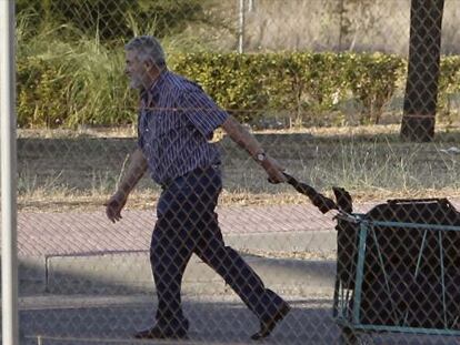 Oubiña saliendo de la cárcel en julio de 2012