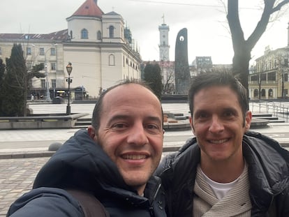 Lluís Cortés, seleccionador en Ucrania, y Jordi Escura, preparador físico, a su llegada a Leópolis la mañana del viernes.