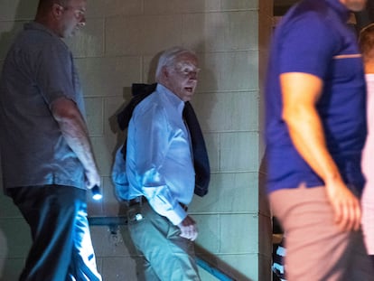 El presidente de los Estados Unidos, Joe Biden, abandona el cine después de ver 'Oppenheimer' en Rehoboth Beach, Delaware, el martes.