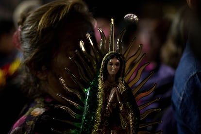 Los peregrinos pasan la noche frente a la Basílica de Guadalupe en honor a la Guadalupana.