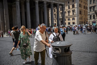 Un hombre se acerca a una papelera en el centro de Roma, el 21 de julio. 