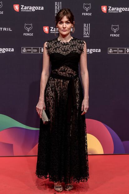 Marta Nieto, nominada a mejor actriz protagonista por la película 'Tres', con vestido de encaje negro de Giambattista Valli y joyas de Grassy.