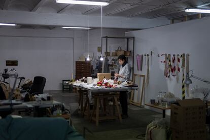 Isabel Servera, artista visual, treballa al seu taller, que comparteix amb altres artistes al Edifici Freixas.