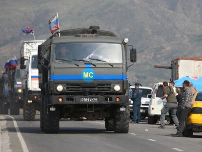 Vehículos del ejército ruso salen de Nagorno Karabaj, cerca de la localidad de Kornidzor, este viernes.