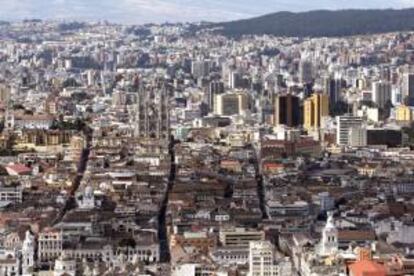 De acuerdo con un informe de ONU-Hábitat, el déficit de habitación en América Latina pasó de 38 millones de viviendas en 1990 a una cifra de entre 42 y 51 millones en 2011. En la imagen un registro panorámico de Quito (Ecuador). EFE/Archivo