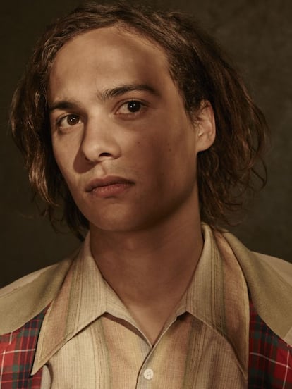 Frank Dillane (Londres, 1991) diz não ser um ator de método, para dois segundos depois admitir que é, sim, e então no segundo seguinte fazer cara de que se fosse jamais admitiria. Está sentado diante dos jornalistas totalmente desalinhado, com o cabelo sujo e o olhar às vezes um tanto perdido. Veste-se como na fotografia à esquerda. Em Fear The Walking Dead, Dillane interpreta Nick Clark, o filho extraviado e drogado de Madison (Kim Dickens). Certamente, parece incorporar demais um personagem que é um pouco o catalisador do episódio-piloto. <p>Dillane é filho do ator shakespeariano britânico Stephen Dillane, o rei Stannis Baratheon em Game of Thrones. Ele espera que seu pai veja a série, mas admite que não vê absolutamente nada do que Baratheon faz. “Meu pai é um ator incrível demais. E me ajuda muito. Fazemos muito trabalho juntos, lemos peças, e ele me ajudou a entrar na escola de atuação”, conta (Frank começou sua carreira com um papel curto, mas importante, em Harry Potter, o de Tom Riddle). “Mas percebi agora que, se eu assistir demais ao que ele faz, ele me ‘rouba’. Concluí que preciso me separar lentamente dessa relação mestre-pupilo e observá-lo como um igual.” <p>E em Fear The Walking Dead, o que seu personagem mais teme? “Boa pergunta, não tenho certeza. Teme ficar louco, não estar bem da cabeça.” O personagem do Dillane não vive na casa da família. “De certa forma, estar sem teto é como viver em um mundo pós-apocalíptico.”