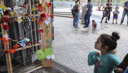 Homenaje a las víctimas de la represión policial en la escuela Mediterrània.