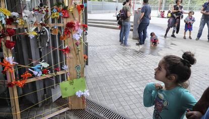 Homenaje a las v&iacute;ctimas de la represi&oacute;n policial  en la escuela Mediterr&agrave;nia.