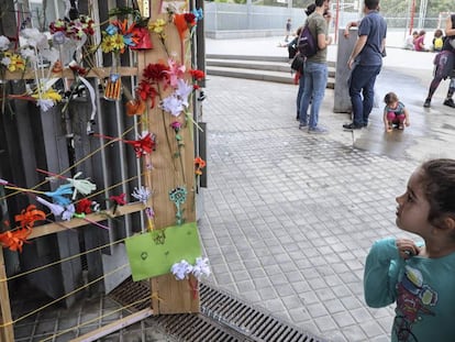 Homenaje a las v&iacute;ctimas de la represi&oacute;n policial  en la escuela Mediterr&agrave;nia.