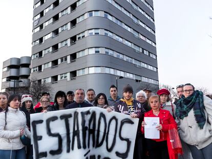 Vecinos del edificio en venta de 124 viviendas sociales, el pasado mes, en la pedanía de La Torre de Valencia.