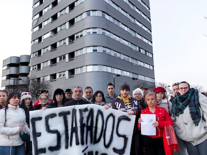 Vecinos del edificio en venta de 124 viviendas sociales, el pasado mes, en la pedanía de La Torre de Valencia.