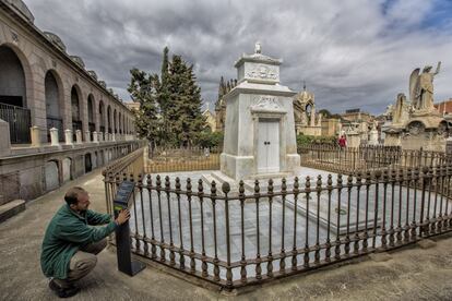 Mausoleo realizado por Josep Fontseré i Mestres en 1861 en el cementerio de Poblenou de Barcelona que está a la venta, una vez restaurado por los arquitectos Antoni Vilanova y Eduard Simó, con ayuda de la empresa Patrimoni 2.0. Realizado en mármol de Carrara, es uno de los más grandes a la venta, ya que cuenta con un terreno de 55 metros cuadrados alrededor de la estructura funeraria con forma piramidal realizada en mármol de Carrara. Fue construido en 1861 por Josep Fontseré —el mismo que hizo el Mercado del Born— y Fausto Beratta que creó el pequeño sarcófago para la parte superior de la estructura.