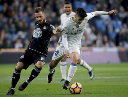 El centrocampista del Real Madrid Marco Asensio lucha por balón con el turco Emre Colak del Deportivo de La Coruña.