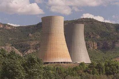 Una vista de las chimeneas de la central nuclear de Cofrentes, en una imagen de archivo.