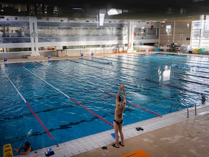 La Generalitat decretará el cierre progresivo de piscinas y duchas en las instalaciones deportivas por la sequía. En la imagen, un usuario en las instalaciones deportivas de Bernat Picornell.